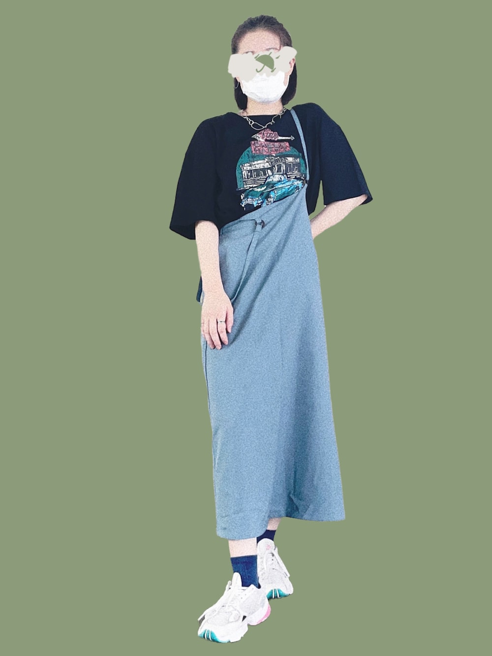 グレー系のスニーカー、ブルー系のワンピース/ドレス、ブラック系のTシャツ/カットソーを着用したレディースの秋コーディネートの4枚目の写真