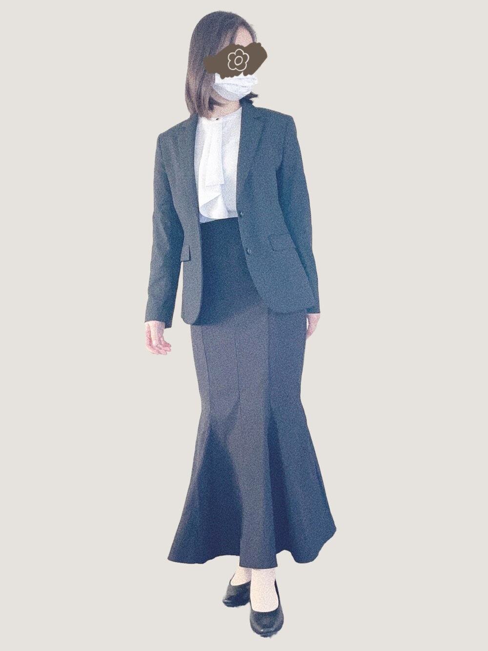 その他のバッグ、ホワイト系のシャツ/ブラウス、ブラック系のその他アウターを着用したレディースの冬コーディネートの4枚目の写真