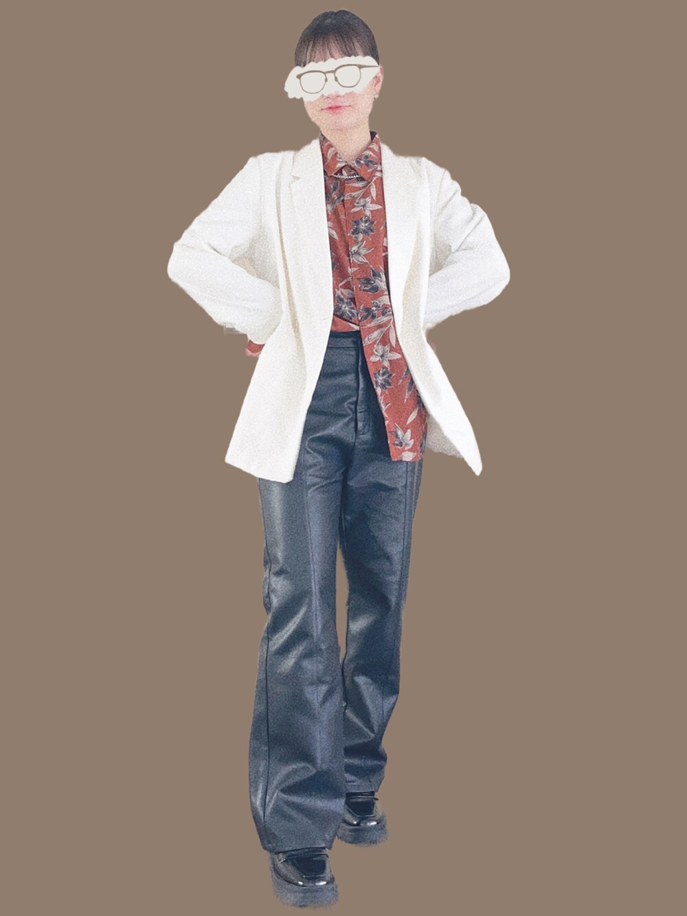 ブラック系のその他パンツ、ブラック系のチェスターコート、ホワイト系のテーラードジャケットを着用したレディースの冬コーディネートの3枚目の写真