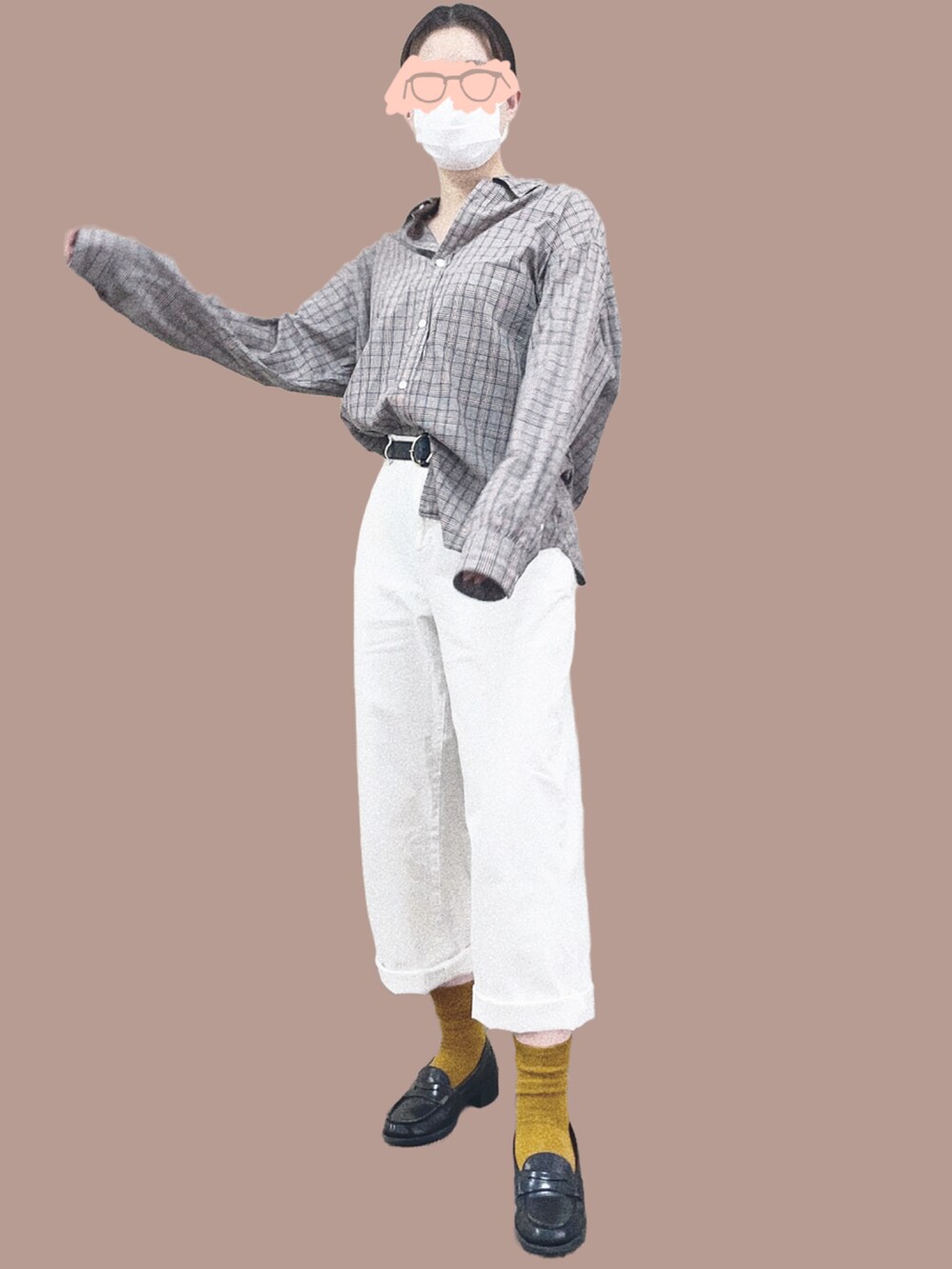 ブラック系のローファー、ホワイト系のパンツ、ブラウン系のシャツ/ブラウスを着用したレディースの秋コーディネートの2枚目の写真