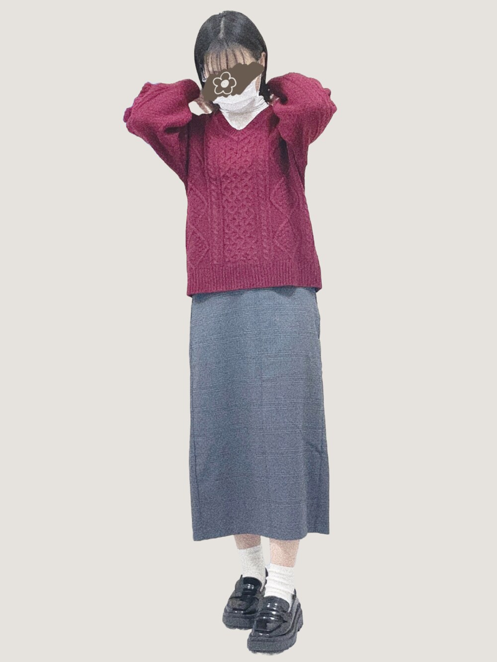 ブラック系のチェスターコート、レッド系のニット/セーター、ホワイト系のショルダーバッグを着用したレディースの冬コーディネートの3枚目の写真