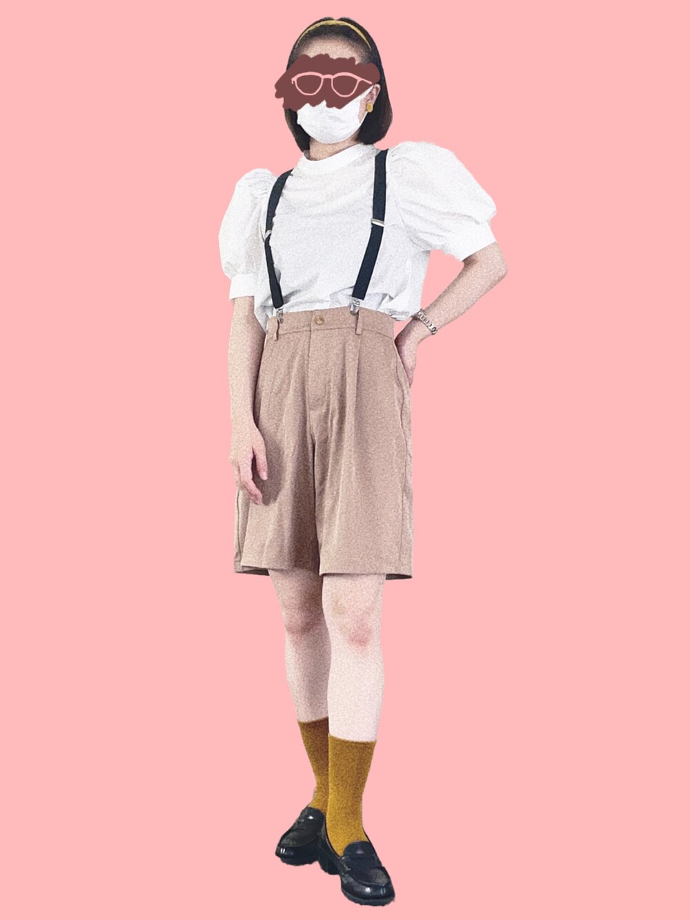 ベージュ系のチノパンツ、ホワイト系のシャツ/ブラウス、ブラック系のローファーを着用したレディースの秋コーディネートの3枚目の写真