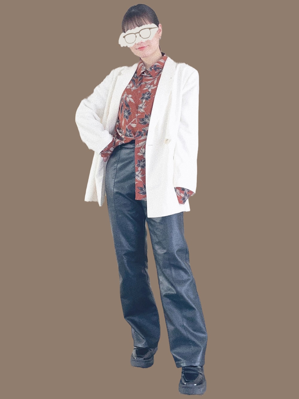 ブラック系のその他パンツ、ブラック系のチェスターコート、ホワイト系のテーラードジャケットを着用したレディースの冬コーディネートの2枚目の写真