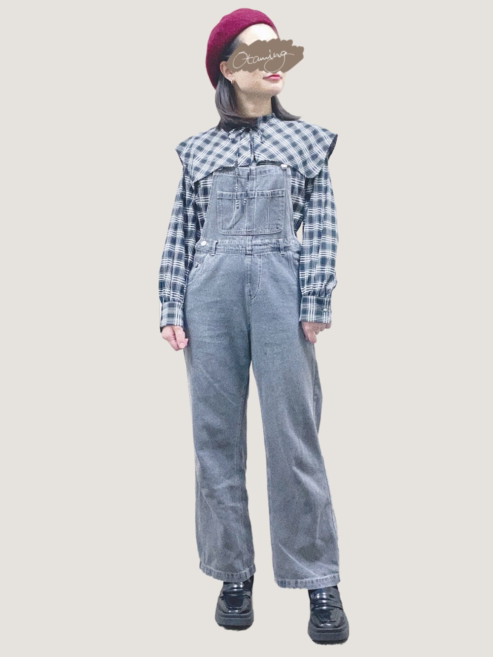 ブラック系のシャツ/ブラウス、ブラック系のサロペット/オーバーオール、ブラック系のローファーを着用したレディースの春コーディネートの3枚目の写真