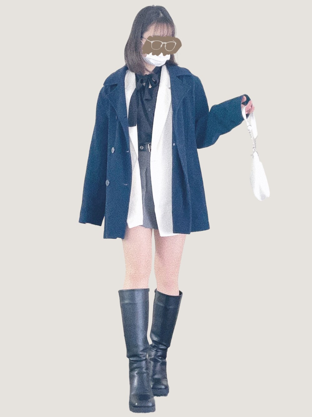 ブラック系のブーツ、ホワイト系のテーラードジャケットを着用したレディースの冬コーディネートの4枚目の写真