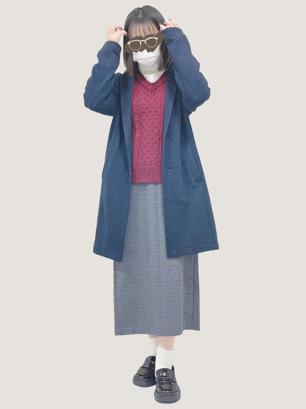 ブラック系のチェスターコート、レッド系のニット/セーター、ホワイト系のショルダーバッグを着用したレディースの冬コーディネートの4枚目の写真