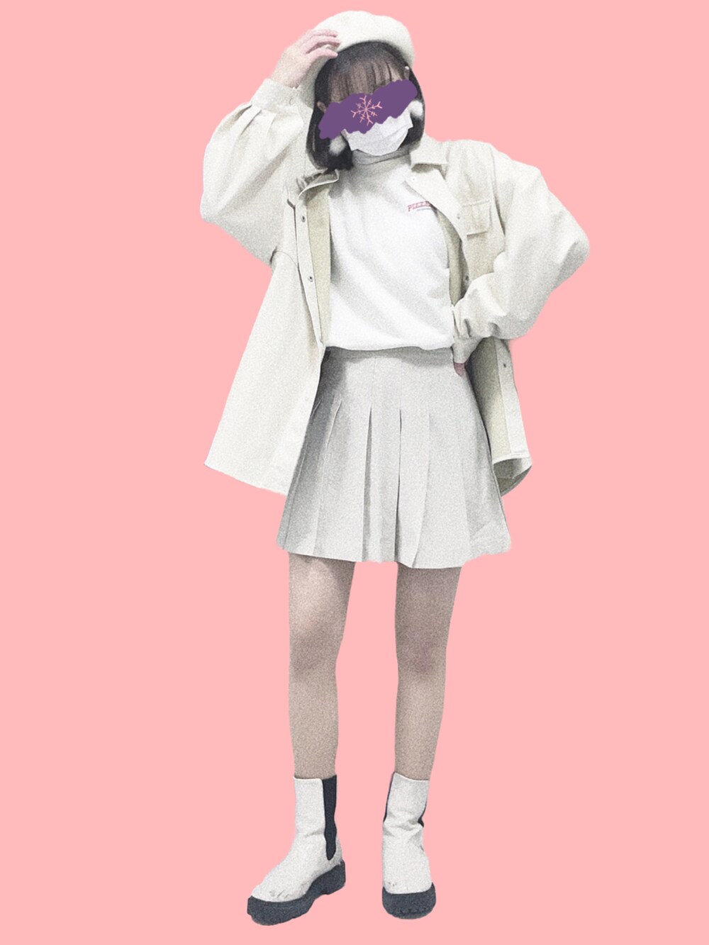 ホワイト系のTシャツ/カットソー、ベージュ系のブルゾン、ホワイト系のブーツを着用したレディースの冬コーディネートの2枚目の写真