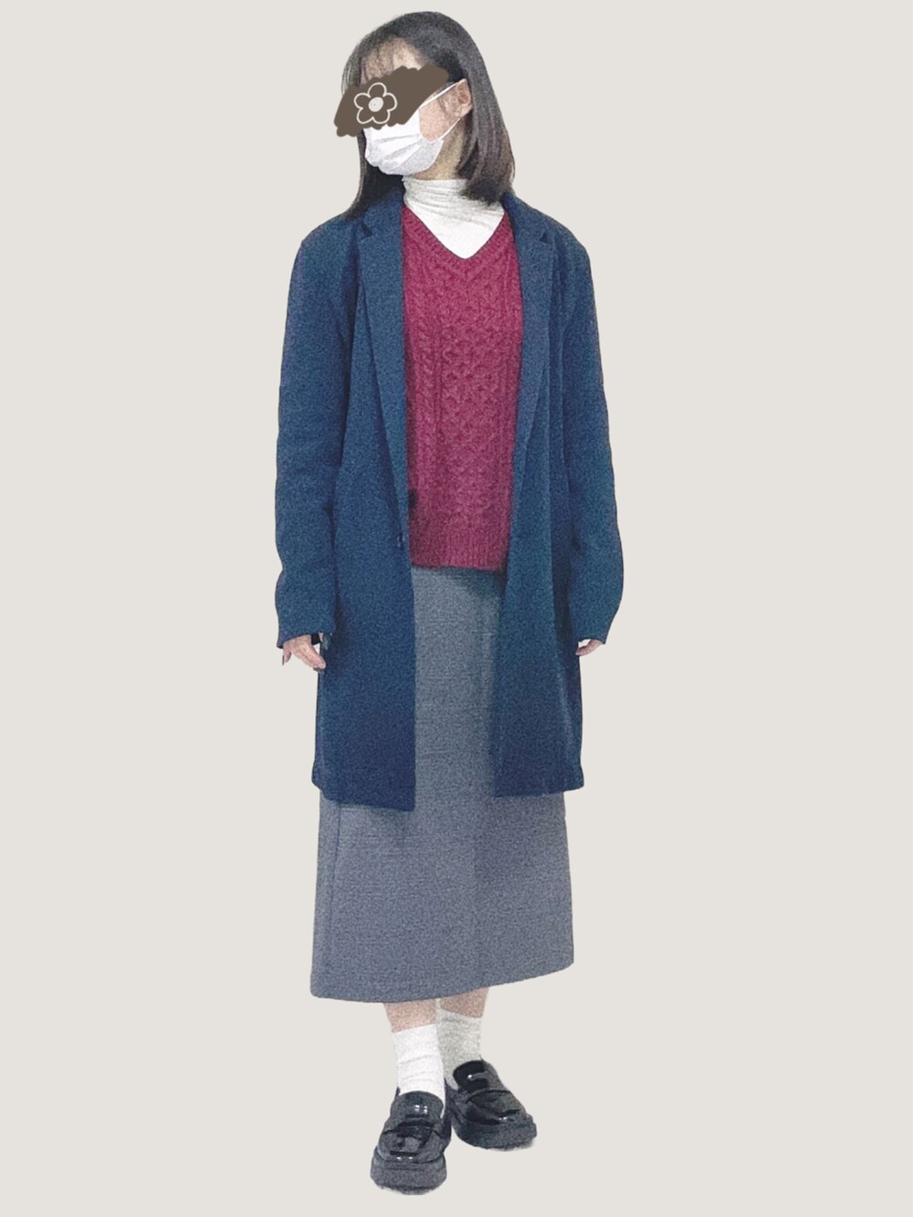 ブラック系のチェスターコート、レッド系のニット/セーター、ホワイト系のショルダーバッグを着用したレディースの冬コーディネートの2枚目の写真