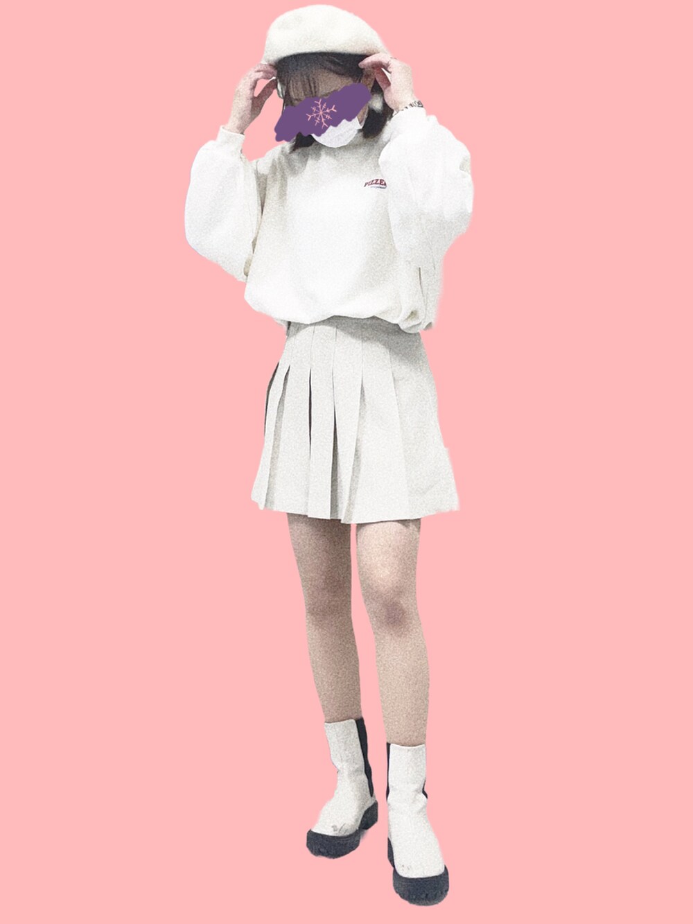 ホワイト系のTシャツ/カットソー、ベージュ系のブルゾン、ホワイト系のブーツを着用したレディースの冬コーディネートの3枚目の写真