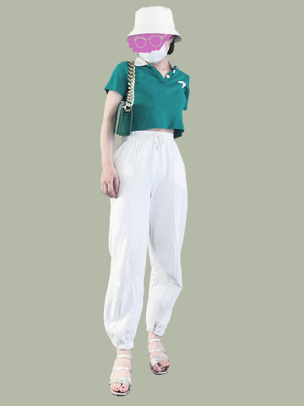 グリーン系のバッグ、ホワイト系のスウェットパンツ、シルバー系のサンダルを着用したレディースの夏コーディネートの3枚目の写真