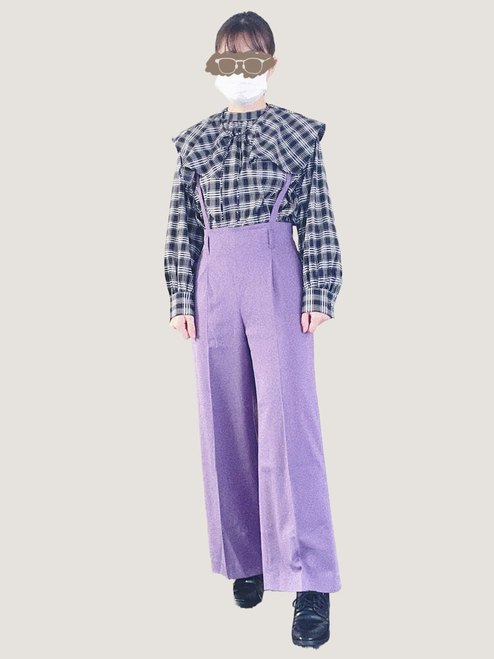 ブラック系のシャツ/ブラウス、ホワイト系のその他アウター、ブラック系のドレスシューズを着用したレディースの冬コーディネートの4枚目の写真