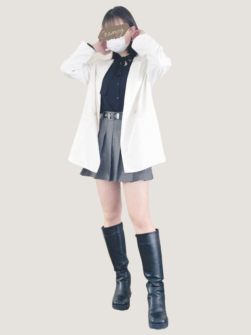 ブラック系のブーツ、ホワイト系のテーラードジャケットを着用したレディースの冬コーディネートの3枚目の写真