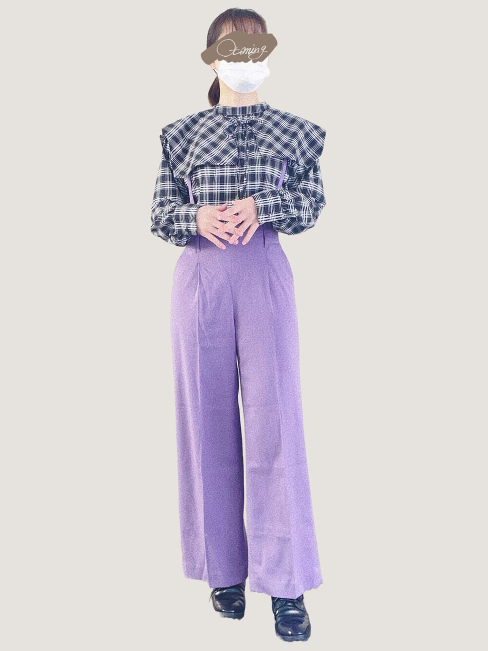 ブラック系のシャツ/ブラウス、ホワイト系のその他アウター、ブラック系のドレスシューズを着用したレディースの冬コーディネートの3枚目の写真
