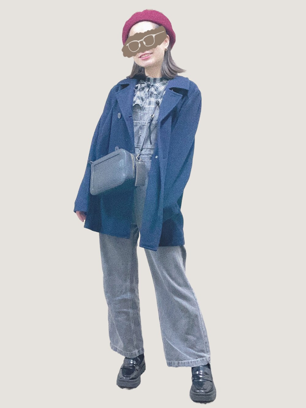 ブラック系のシャツ/ブラウス、ブラック系のサロペット/オーバーオール、ブラック系のローファーを着用したレディースの春コーディネートの2枚目の写真