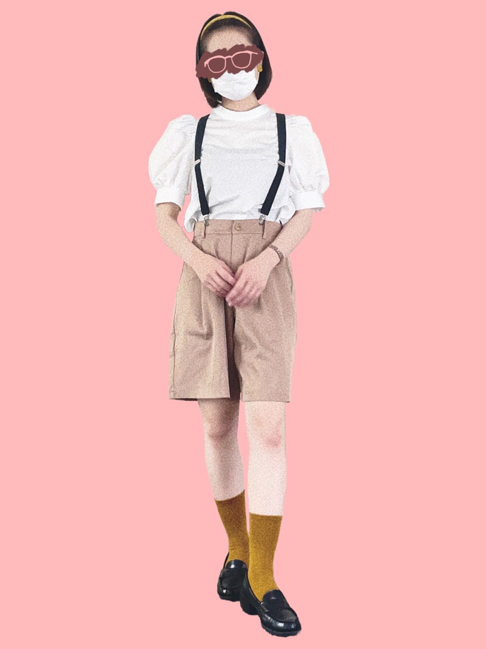 ベージュ系のチノパンツ、ホワイト系のシャツ/ブラウス、ブラック系のローファーを着用したレディースの秋コーディネートの4枚目の写真