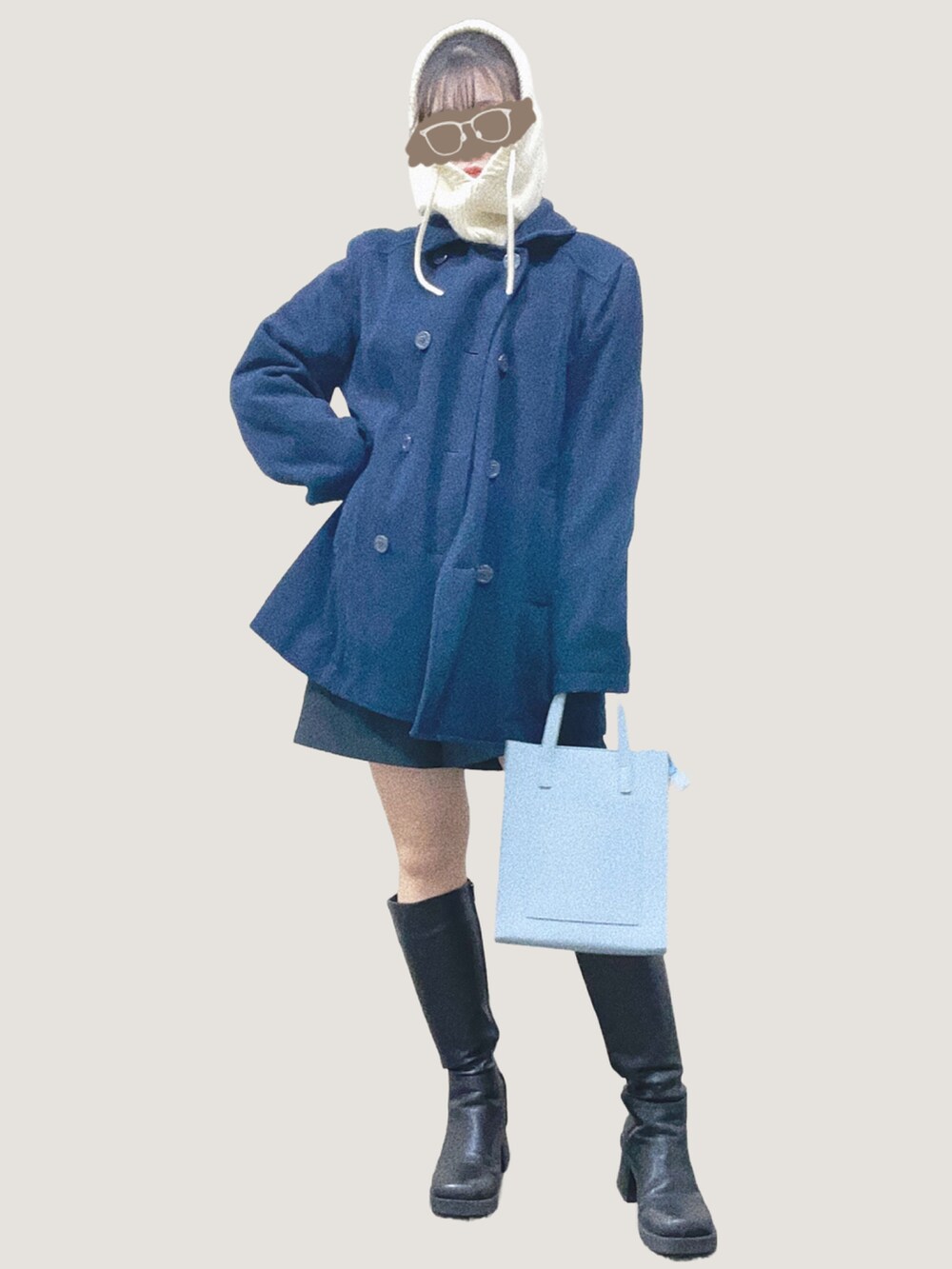 ブラック系のその他パンツ、ブラック系のブーツ、ブルー系のニット/セーターを着用したレディースの冬コーディネートの2枚目の写真