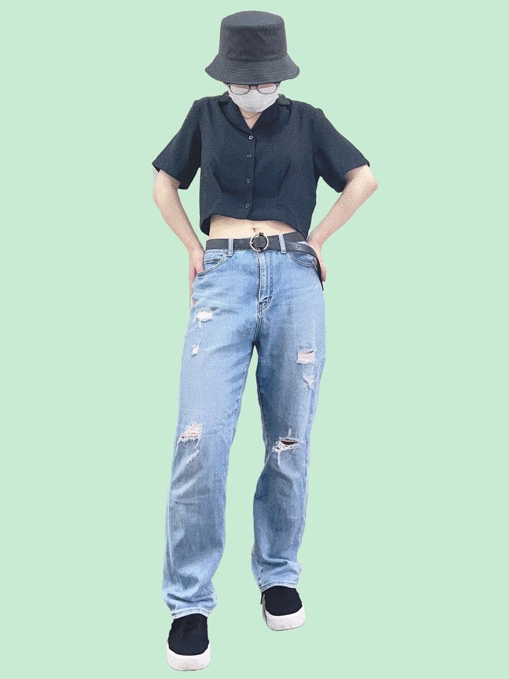 ブラック系のシャツ/ブラウス、ブルー系のデニムパンツ、ブラック系のスニーカーを着用したレディースの夏コーディネートの2枚目の写真