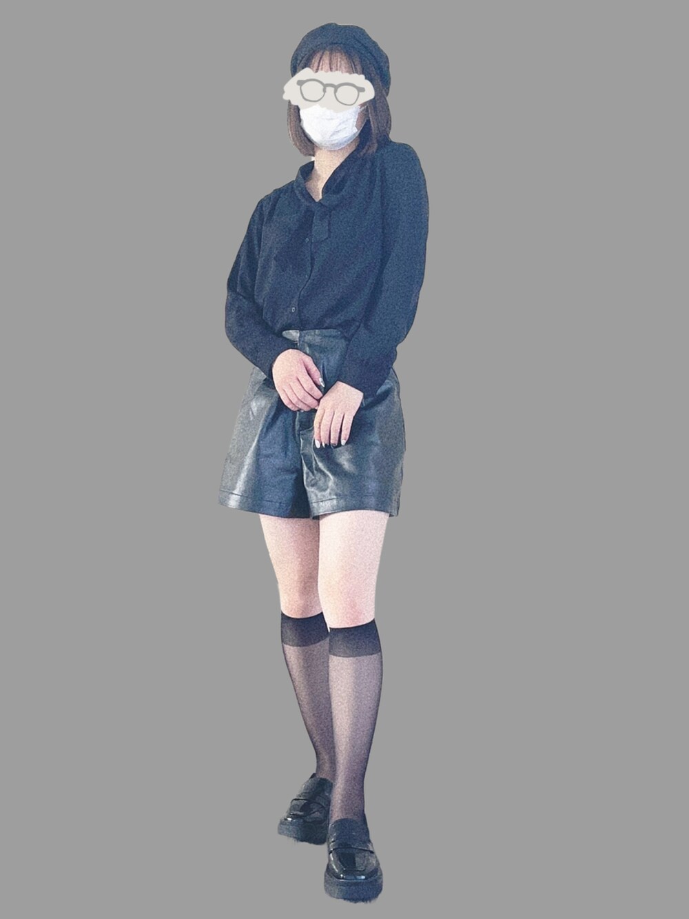 ブラック系のシャツ/ブラウス、ブラック系のショルダーバッグ、ブラック系のその他パンツを着用したレディースの秋コーディネートの5枚目の写真