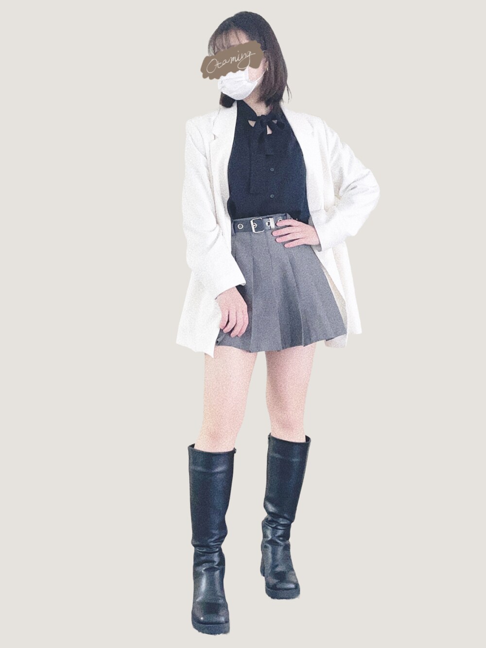 ブラック系のブーツ、ホワイト系のテーラードジャケットを着用したレディースの冬コーディネートの2枚目の写真