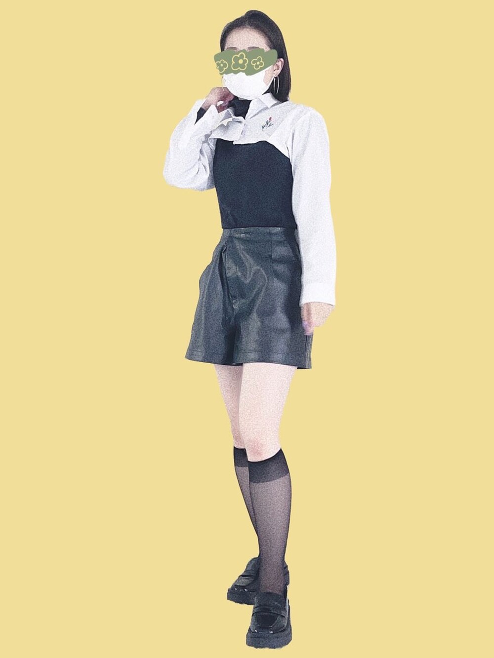 ブラック系のTシャツ/カットソー、ブラック系のその他パンツ、ブラック系のローファーを着用したレディースの秋コーディネートの3枚目の写真
