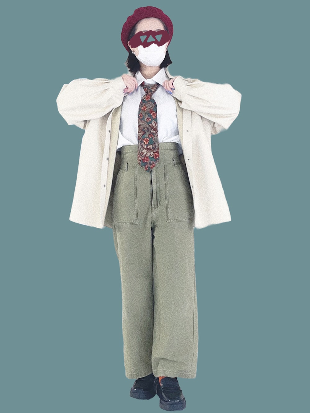 ブルー系のバックパック/リュック、ブラック系のローファー、ベージュ系のブルゾンを着用したレディースの秋コーディネートの2枚目の写真