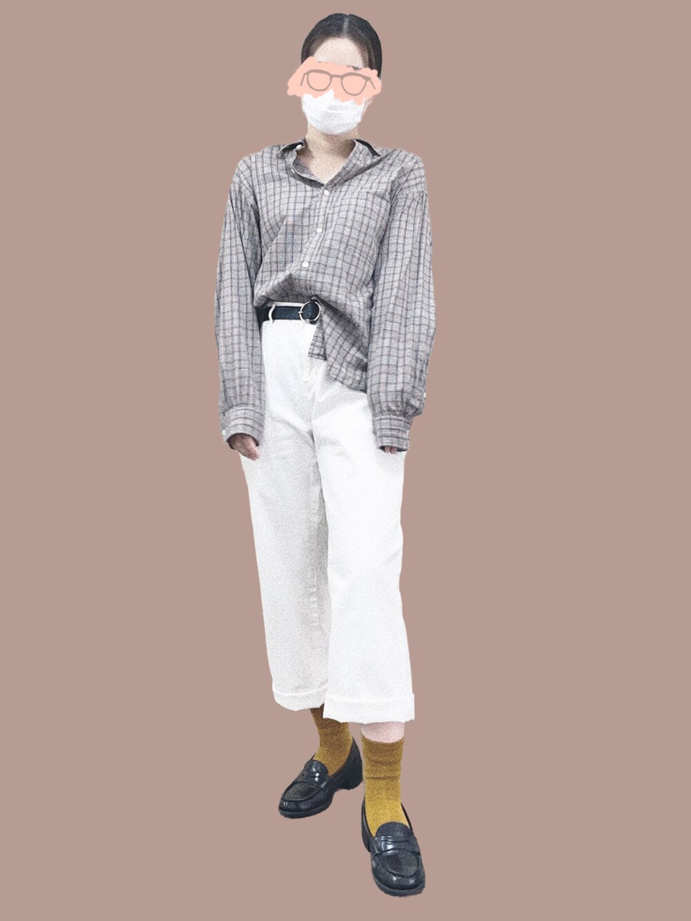 ブラック系のローファー、ホワイト系のパンツ、ブラウン系のシャツ/ブラウスを着用したレディースの秋コーディネートの4枚目の写真