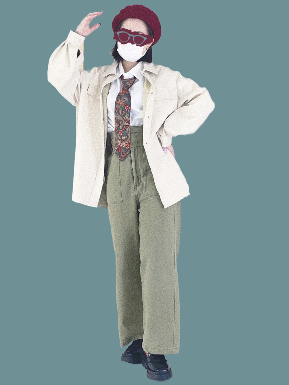 ブルー系のバックパック/リュック、ブラック系のローファー、ベージュ系のブルゾンを着用したレディースの秋コーディネートの3枚目の写真