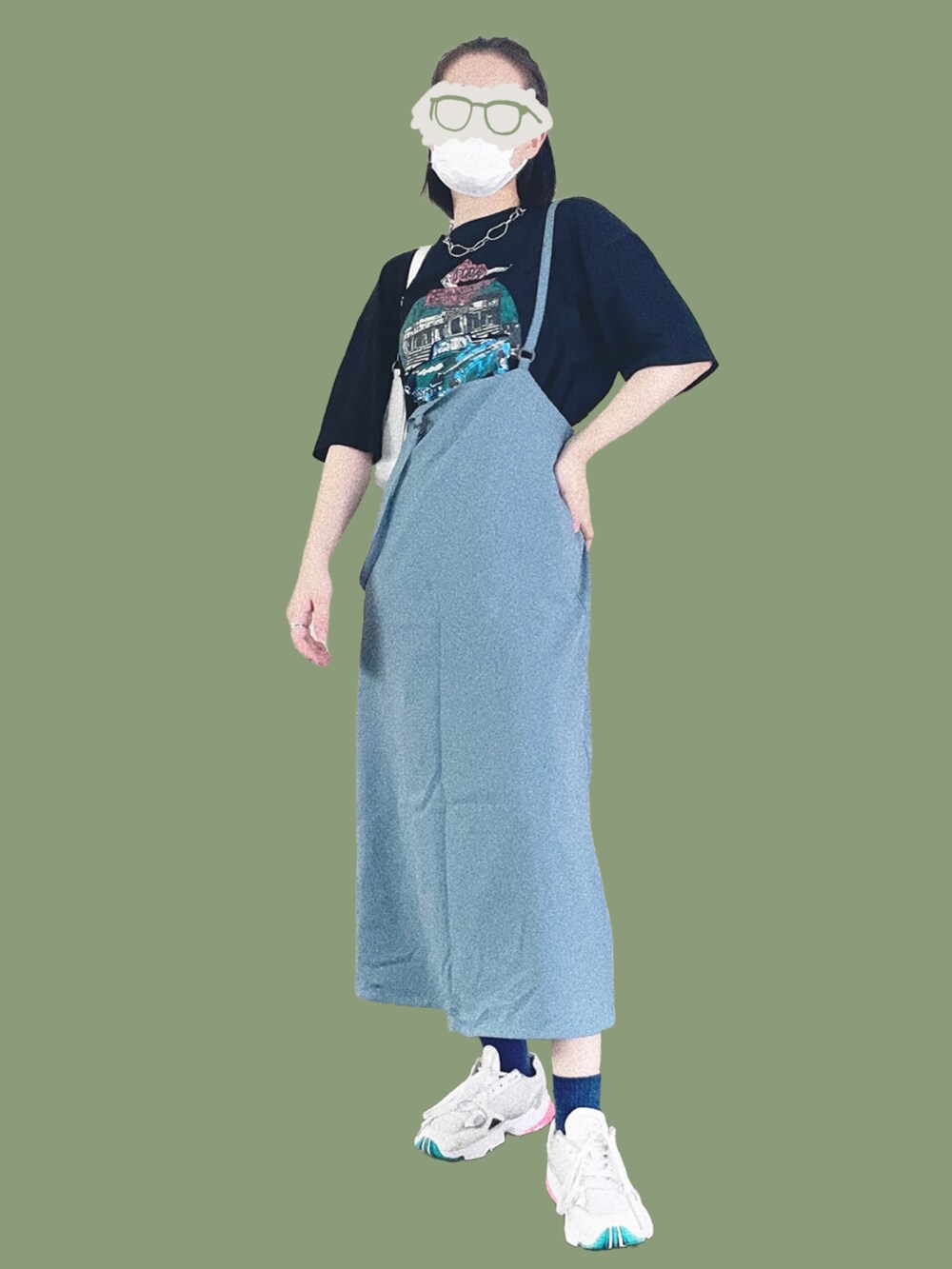 グレー系のスニーカー、ブルー系のワンピース/ドレス、ブラック系のTシャツ/カットソーを着用したレディースの秋コーディネートの3枚目の写真