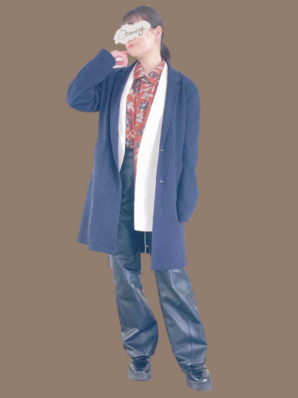 ブラック系のその他パンツ、ブラック系のチェスターコート、ホワイト系のテーラードジャケットを着用したレディースの冬コーディネートの4枚目の写真