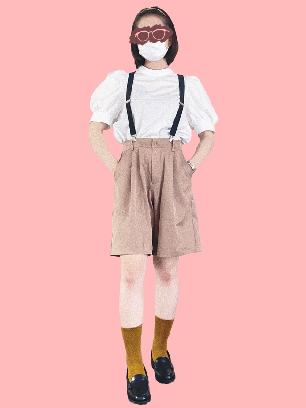 ベージュ系のチノパンツ、ホワイト系のシャツ/ブラウス、ブラック系のローファーを着用したレディースの秋コーディネートの2枚目の写真