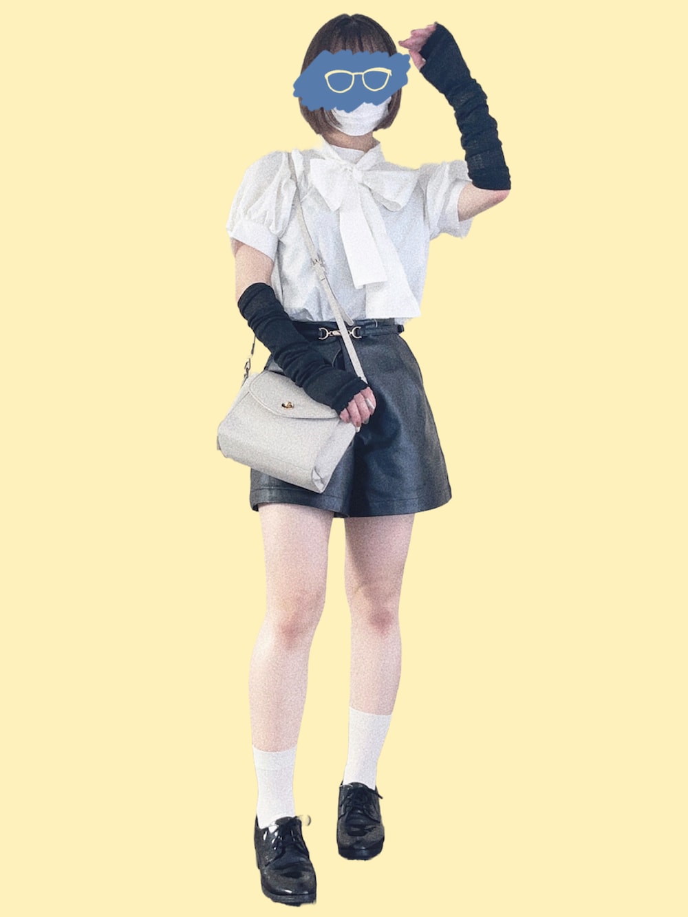 ブラック系のその他パンツ、ブラック系のドレスシューズ、ホワイト系のショルダーバッグを着用したレディースの夏コーディネートの2枚目の写真