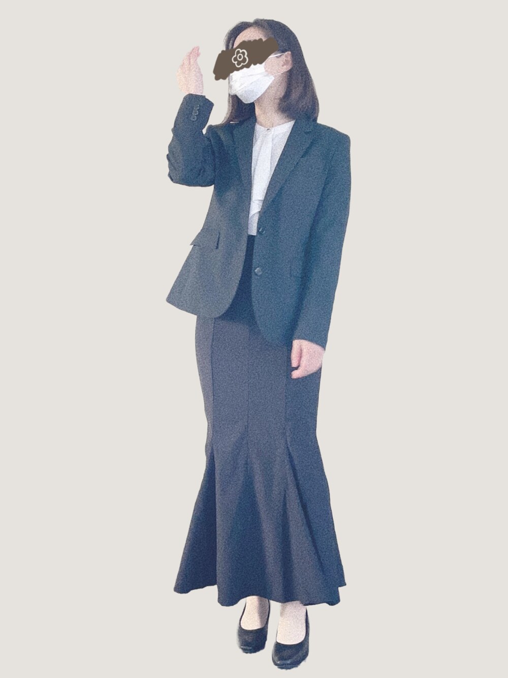 その他のバッグ、ホワイト系のシャツ/ブラウス、ブラック系のその他アウターを着用したレディースの冬コーディネートの2枚目の写真
