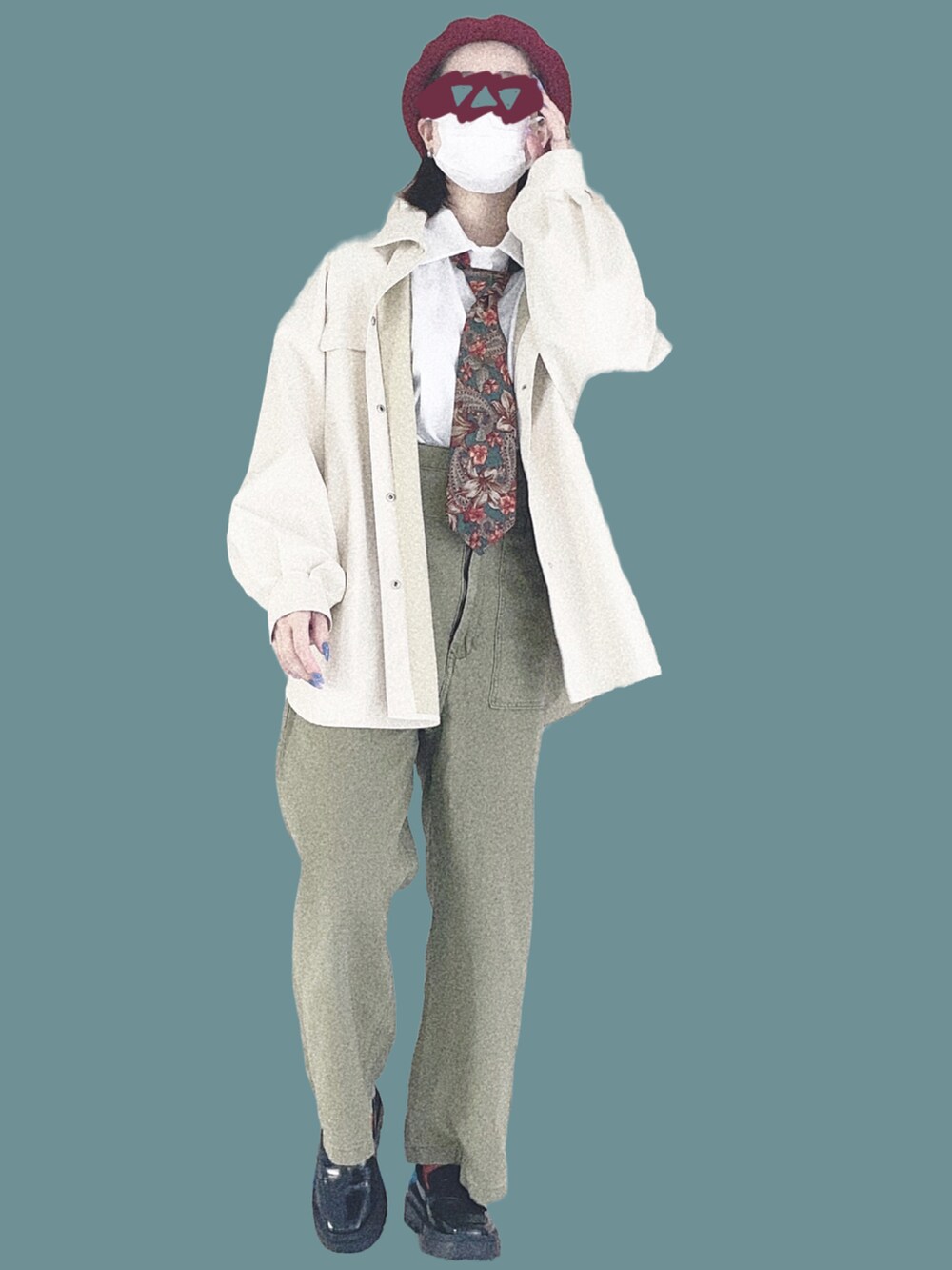 ブルー系のバックパック/リュック、ブラック系のローファー、ベージュ系のブルゾンを着用したレディースの秋コーディネートの4枚目の写真