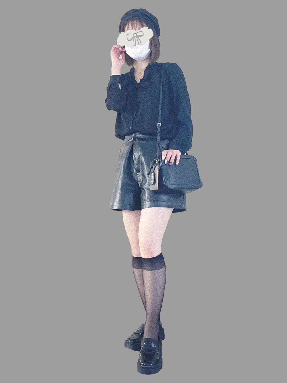 ブラック系のシャツ/ブラウス、ブラック系のショルダーバッグ、ブラック系のその他パンツを着用したレディースの秋コーディネートの4枚目の写真