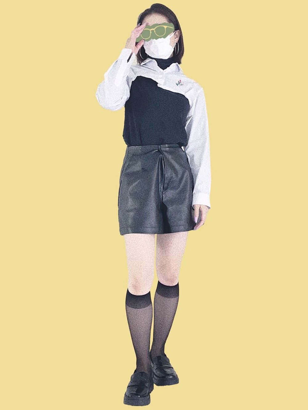 ブラック系のTシャツ/カットソー、ブラック系のその他パンツ、ブラック系のローファーを着用したレディースの秋コーディネートの2枚目の写真