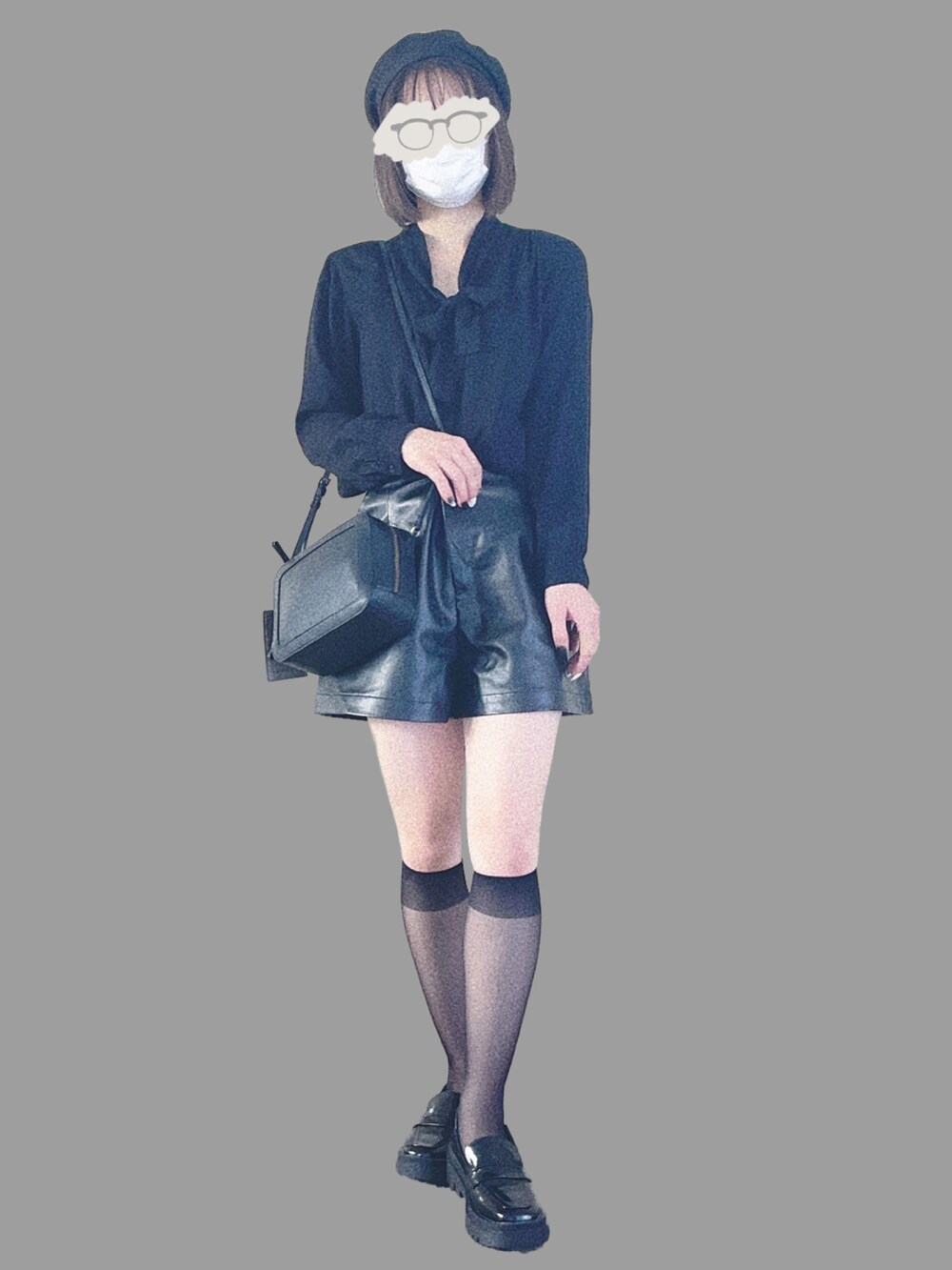 ブラック系のシャツ/ブラウス、ブラック系のショルダーバッグ、ブラック系のその他パンツを着用したレディースの秋コーディネートの2枚目の写真