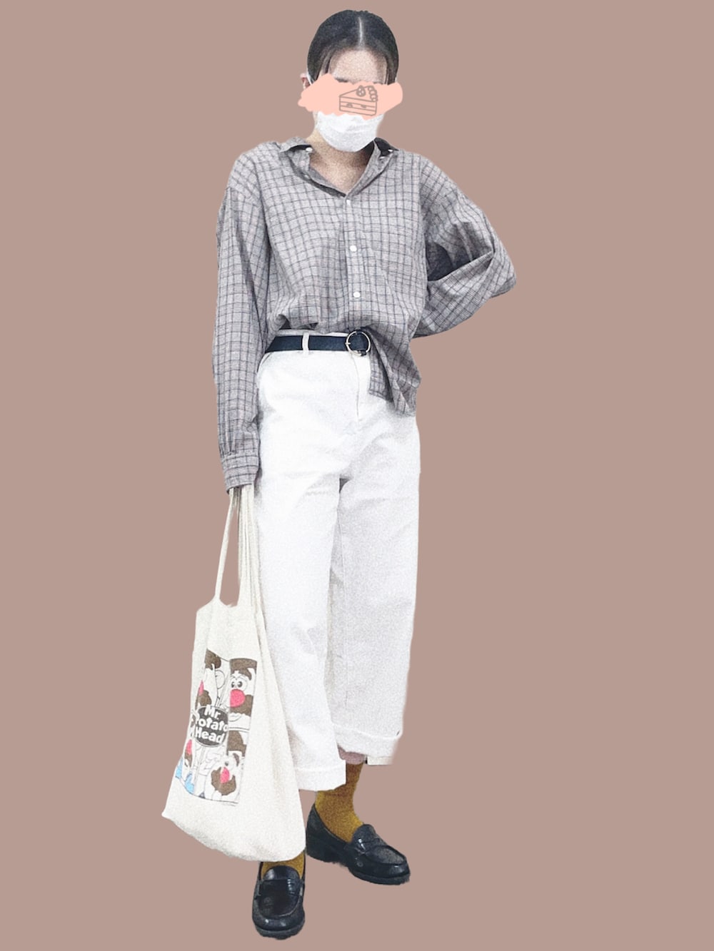 ブラック系のローファー、ホワイト系のパンツ、ブラウン系のシャツ/ブラウスを着用したレディースの秋コーディネートの3枚目の写真