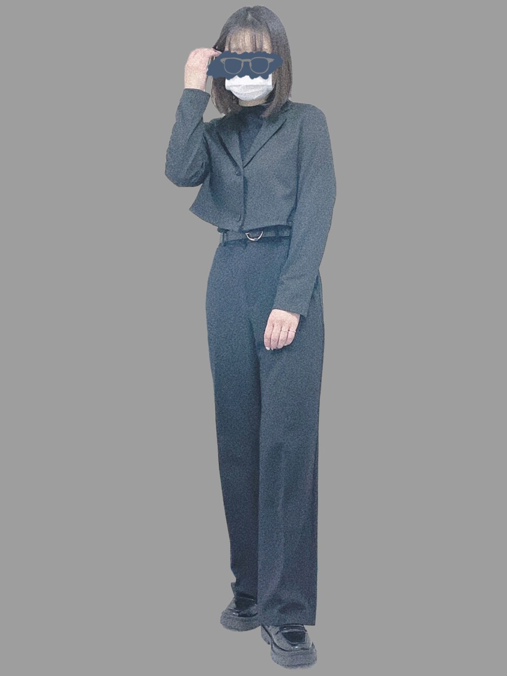 ブラック系のショルダーバッグ、ブラック系のローファーを着用したレディースの冬コーディネートの2枚目の写真