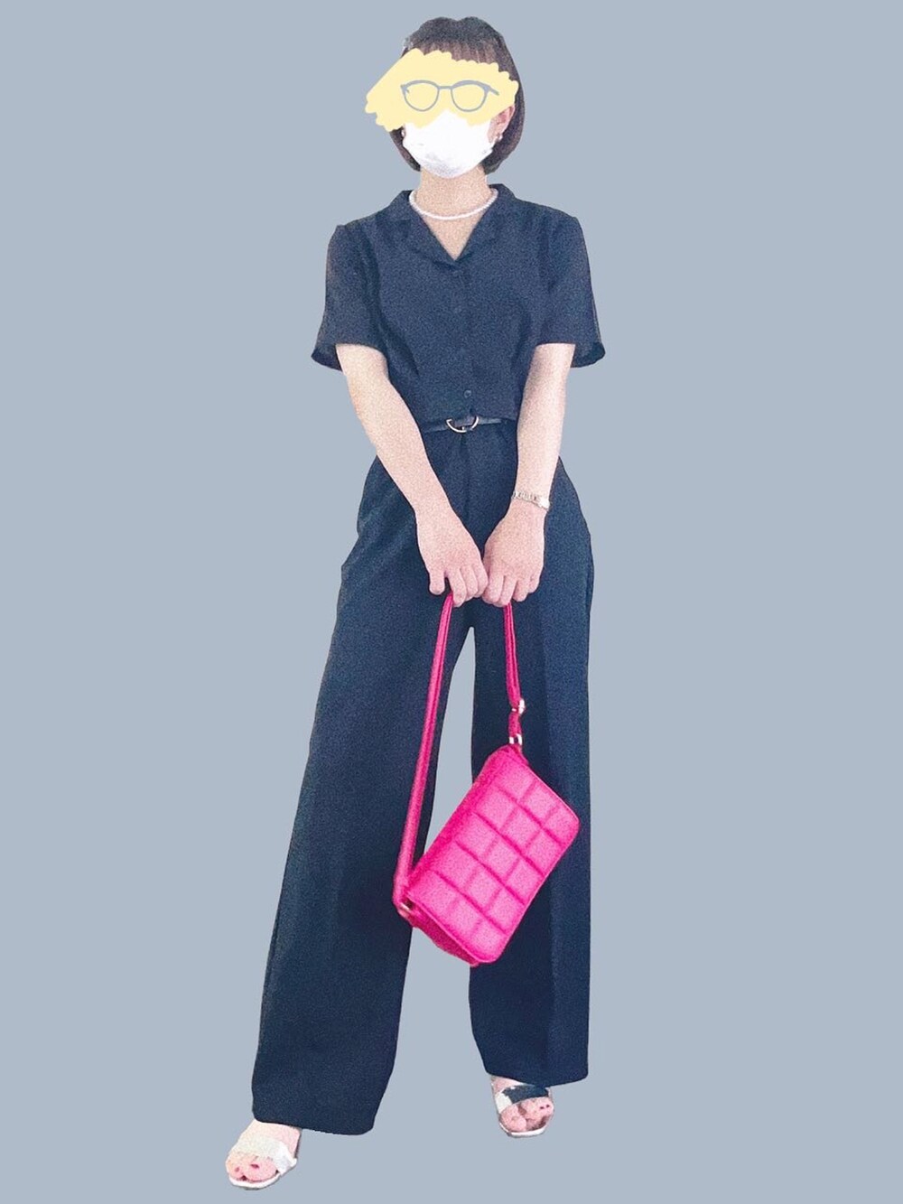 ブラック系のスラックス、ブラック系のシャツ/ブラウス、シルバー系のサンダルを着用したレディースの夏コーディネートの2枚目の写真