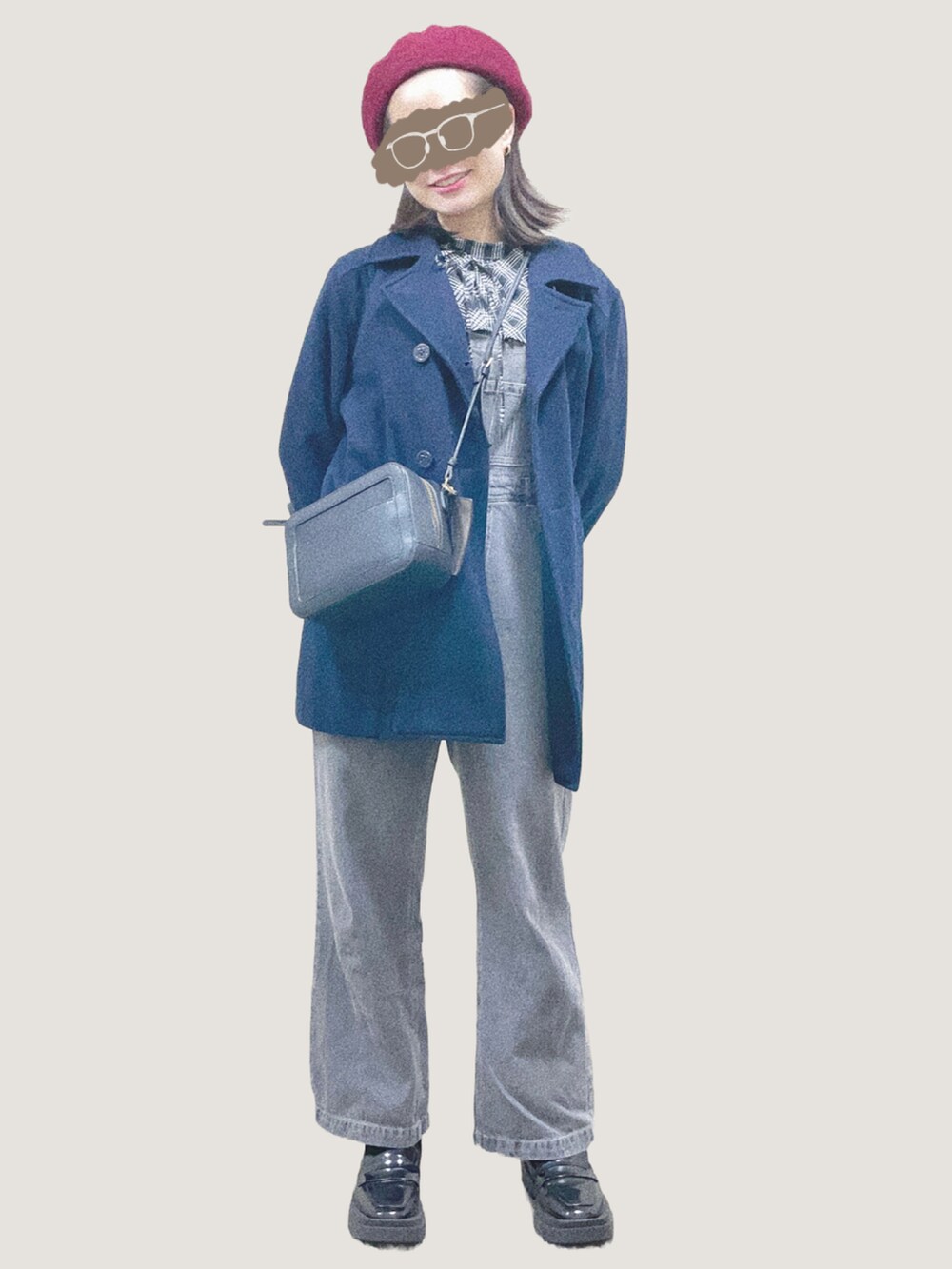 ブラック系のシャツ/ブラウス、ブラック系のサロペット/オーバーオール、ブラック系のローファーを着用したレディースの春コーディネートの4枚目の写真