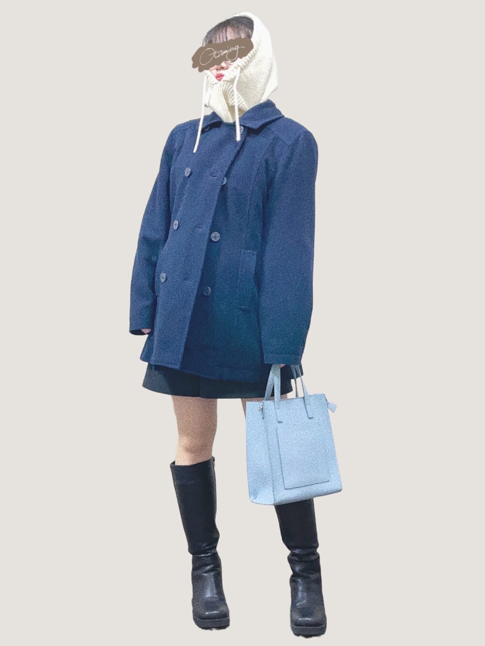 ブラック系のその他パンツ、ブラック系のブーツ、ブルー系のニット/セーターを着用したレディースの冬コーディネートの4枚目の写真