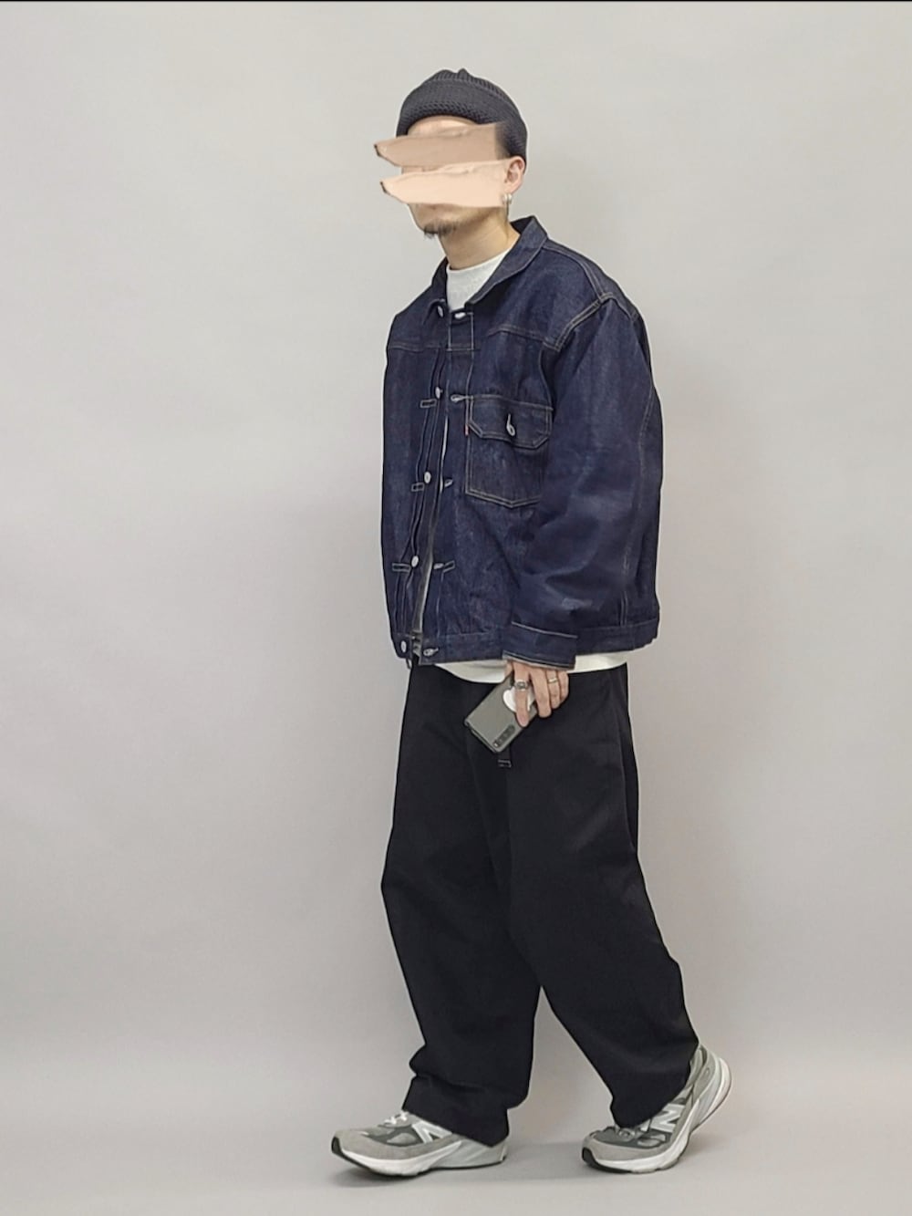 グレー系のスニーカー、ブラック系のベルト、グレー系のニットキャップ/ビーニーを着用したメンズの冬コーディネートの2枚目の写真