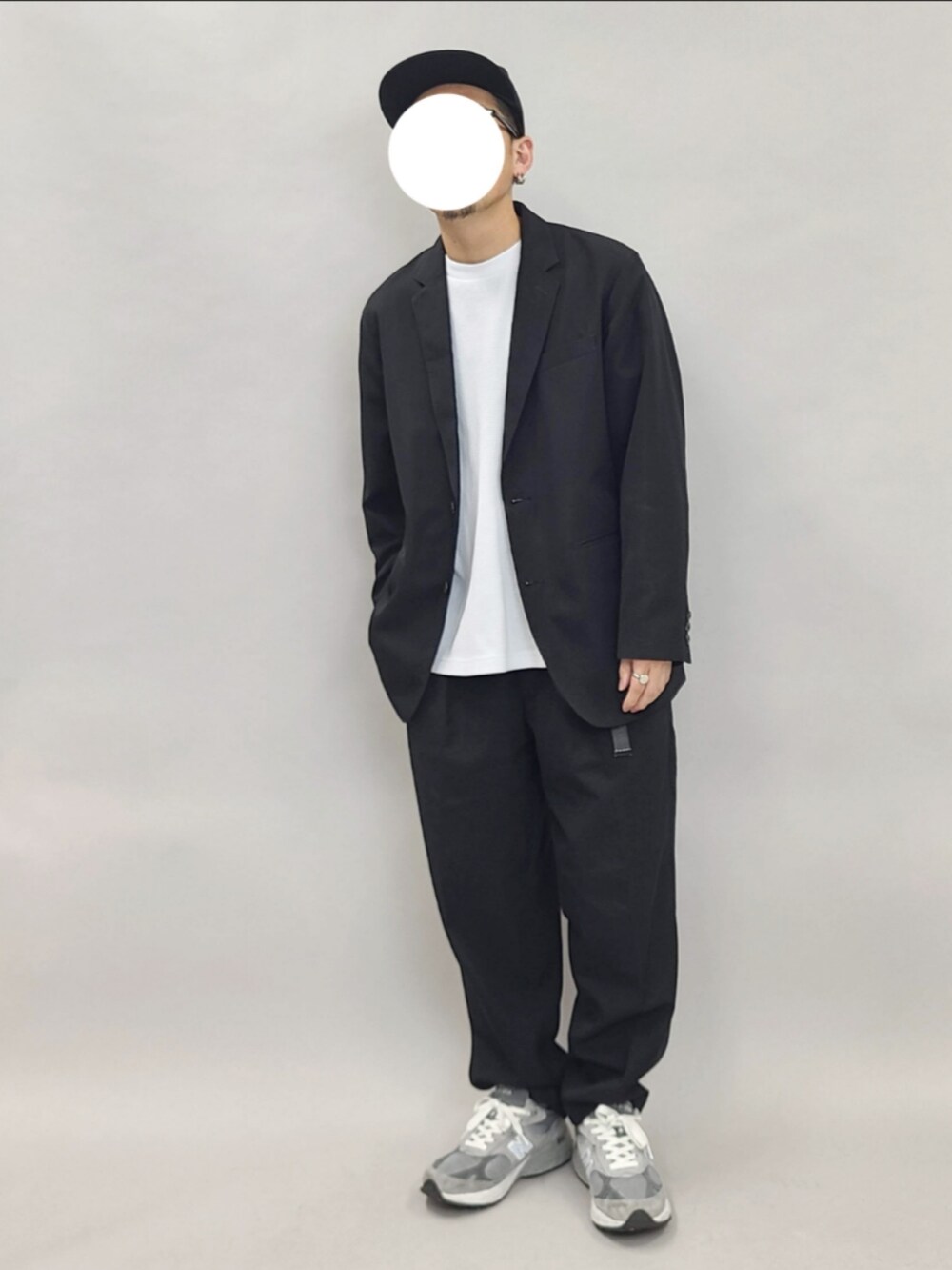 ホワイト系のTシャツ/カットソー、ブラック系のキャップ、ブラック系のベルトを着用したメンズの春コーディネートの2枚目の写真