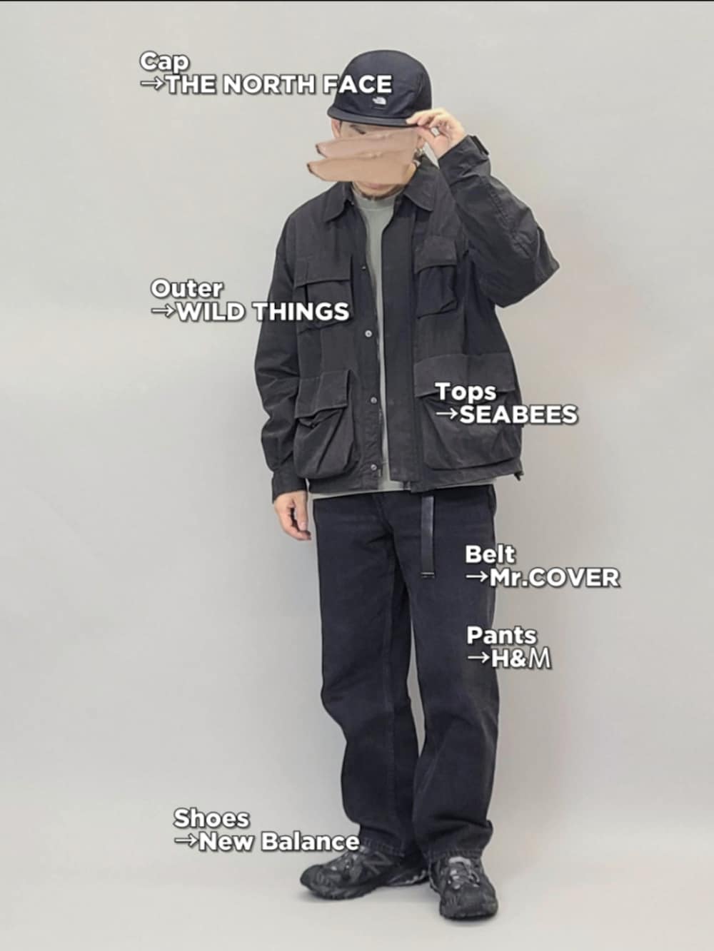 ブラック系のスニーカー、ブラック系のブルゾン、ブラック系のベルトを着用したメンズの秋コーディネートの4枚目の写真