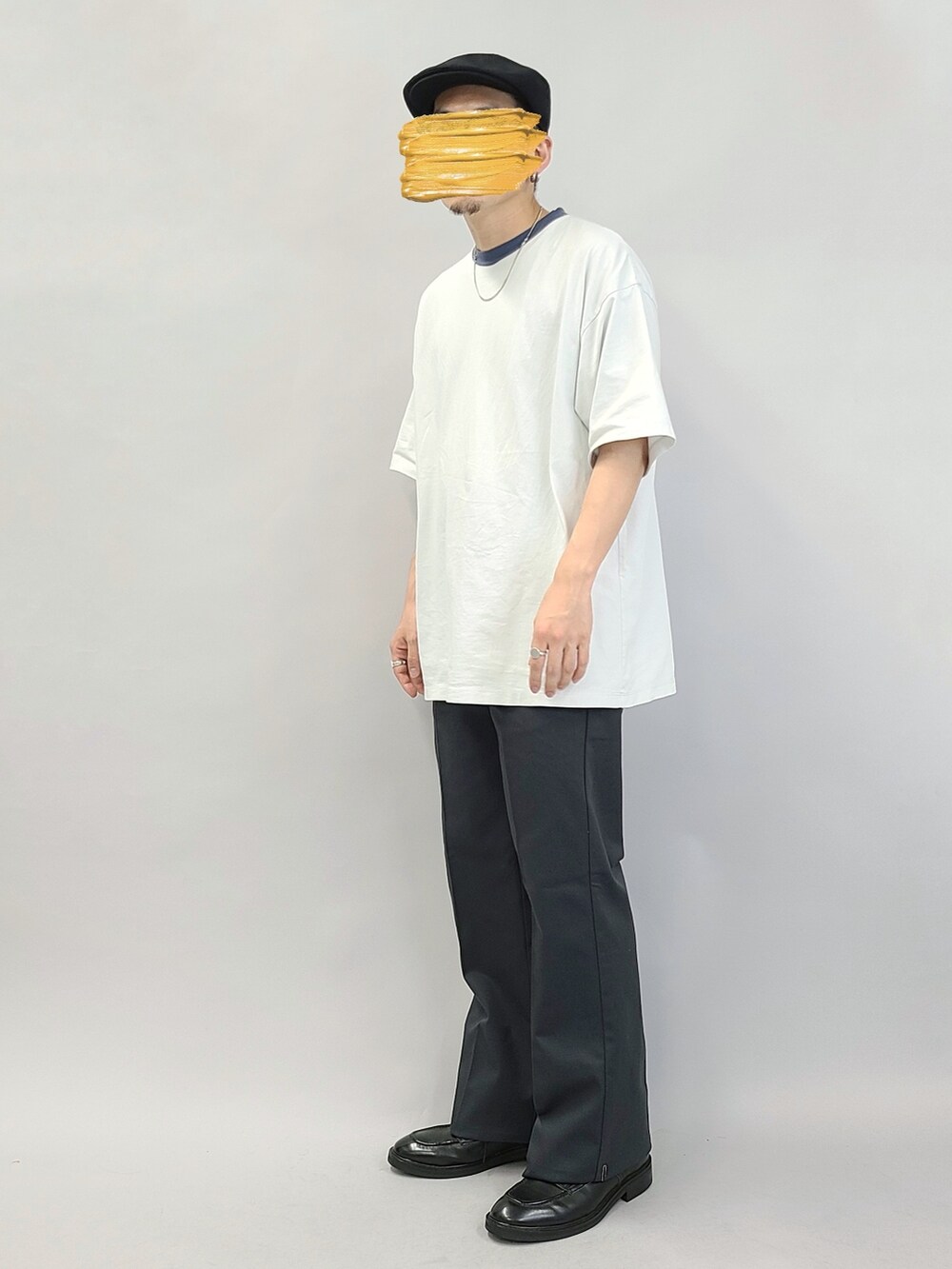 ブラック系のデニムパンツ、グレー系のTシャツ/カットソー、ブラック系のドレスシューズを着用したメンズの夏コーディネートの2枚目の写真