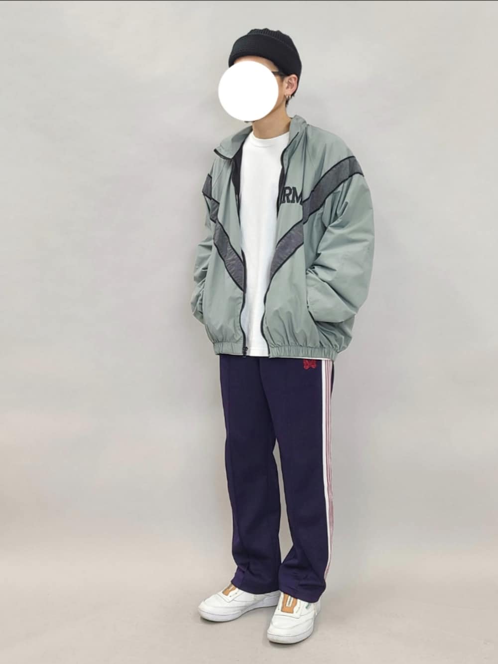 ホワイト系のスニーカー、ホワイト系のTシャツ/カットソー、ブラック系のニットキャップ/ビーニーを着用したメンズの夏コーディネートの2枚目の写真