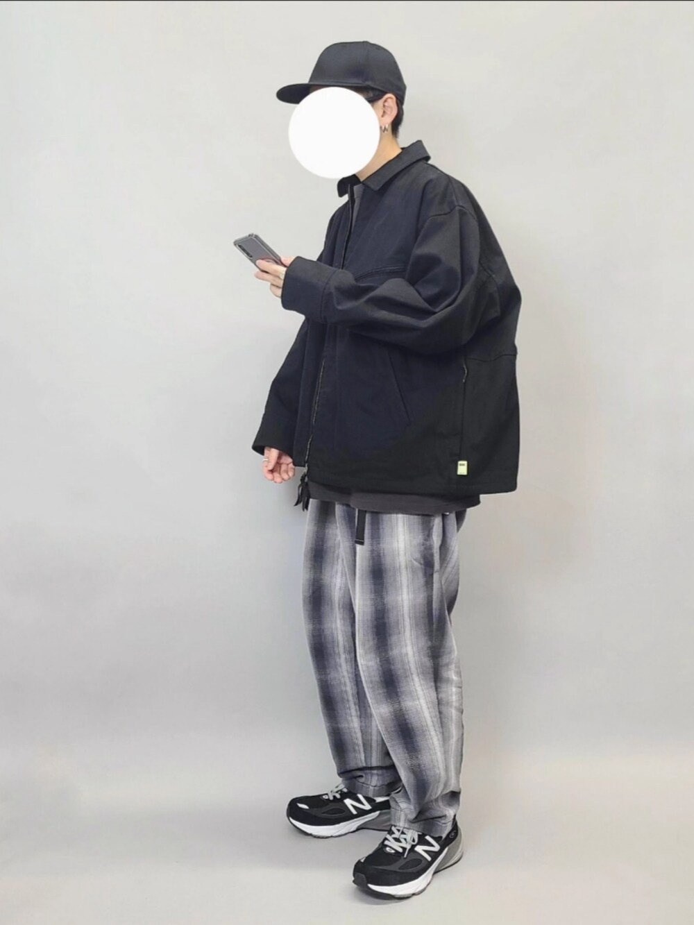 グレー系のスニーカー、グレー系のパンツ、グレー系のTシャツ/カットソーを着用したメンズの冬コーディネートの2枚目の写真