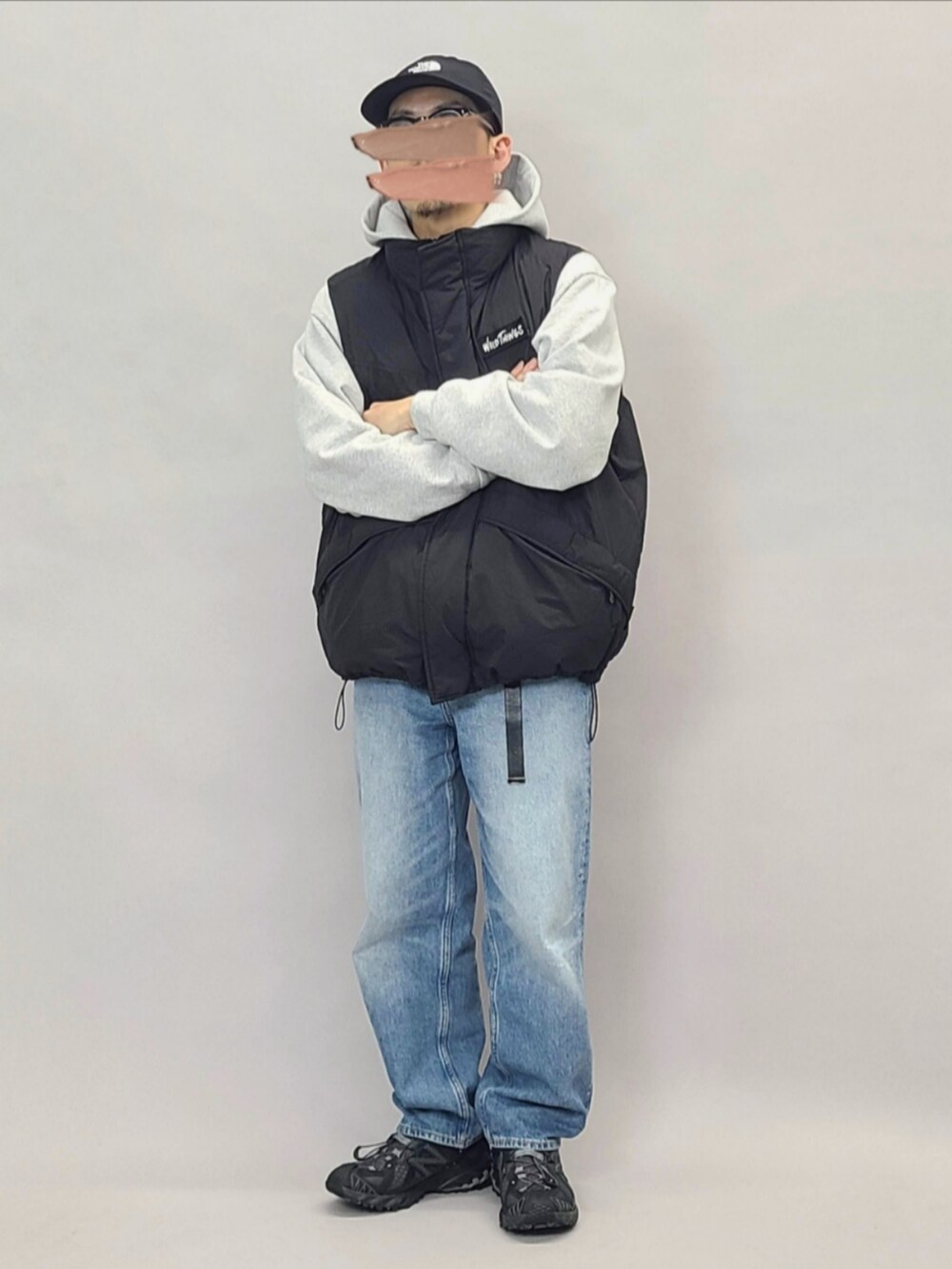 ブラック系のベルトを着用したメンズの春コーディネートの2枚目の写真