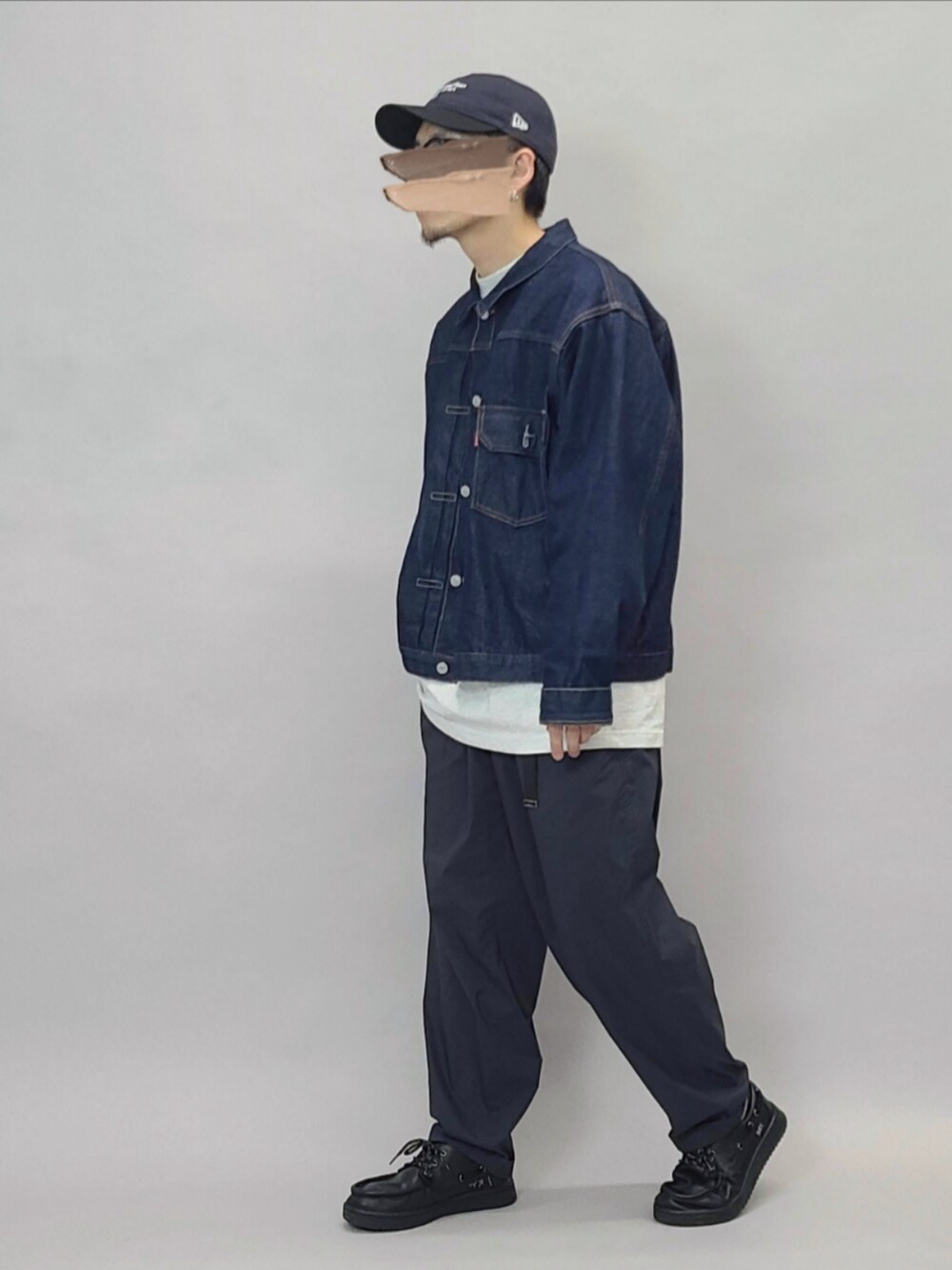 グレー系のTシャツ/カットソー、ブラック系のスニーカー、ブラック系のベルトを着用したメンズの春コーディネートの2枚目の写真