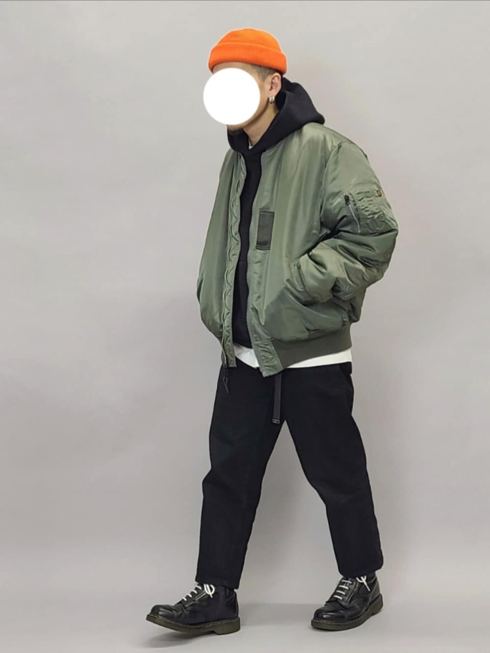 グレー系のMA-1、グレー系のTシャツ/カットソー、ブラック系のベルトを着用したメンズの冬コーディネートの3枚目の写真